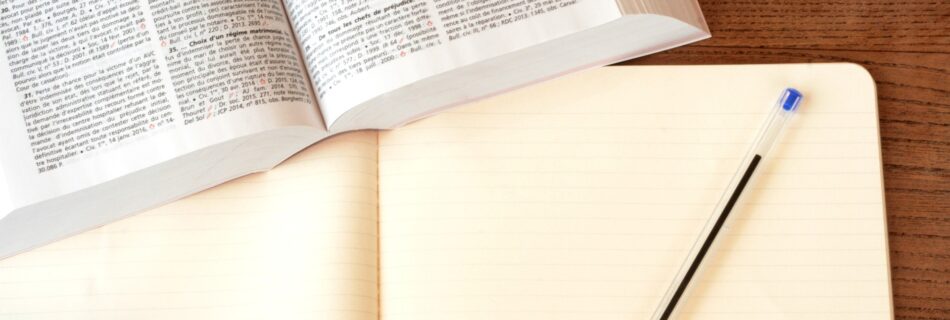 Gesetzbuch und leeres Notizbuch