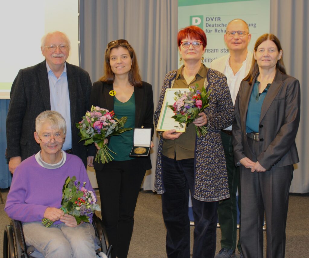 Prof. Sigrid Arnade, Dr. Matthias Schmidt-Ohlemann,, Juliane Harms und Barbara Vieweg mit Medaille und Urkunde Prof. Sigrid Arnade, Dr. Matthias Schmidt-Ohlemann,, Juliane Harms und Barbara Vieweg mit Medaille und Urkunde
Foto: DVfR